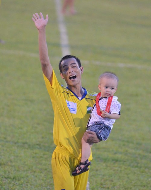 Hoàng cùng con trai ăn mừng chức vô địch V-League năm 2011...
